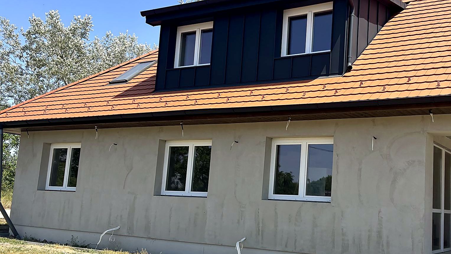 Felújított családi ház új, egyedi méretű ablakokkal
